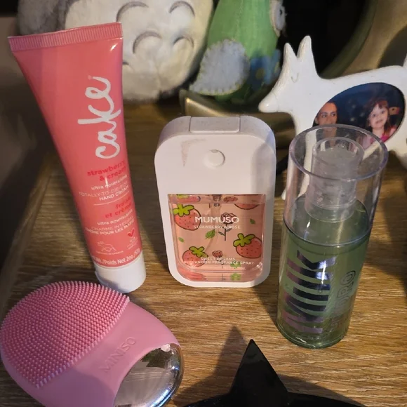 Cosmetics Set - Picture 3 of 8